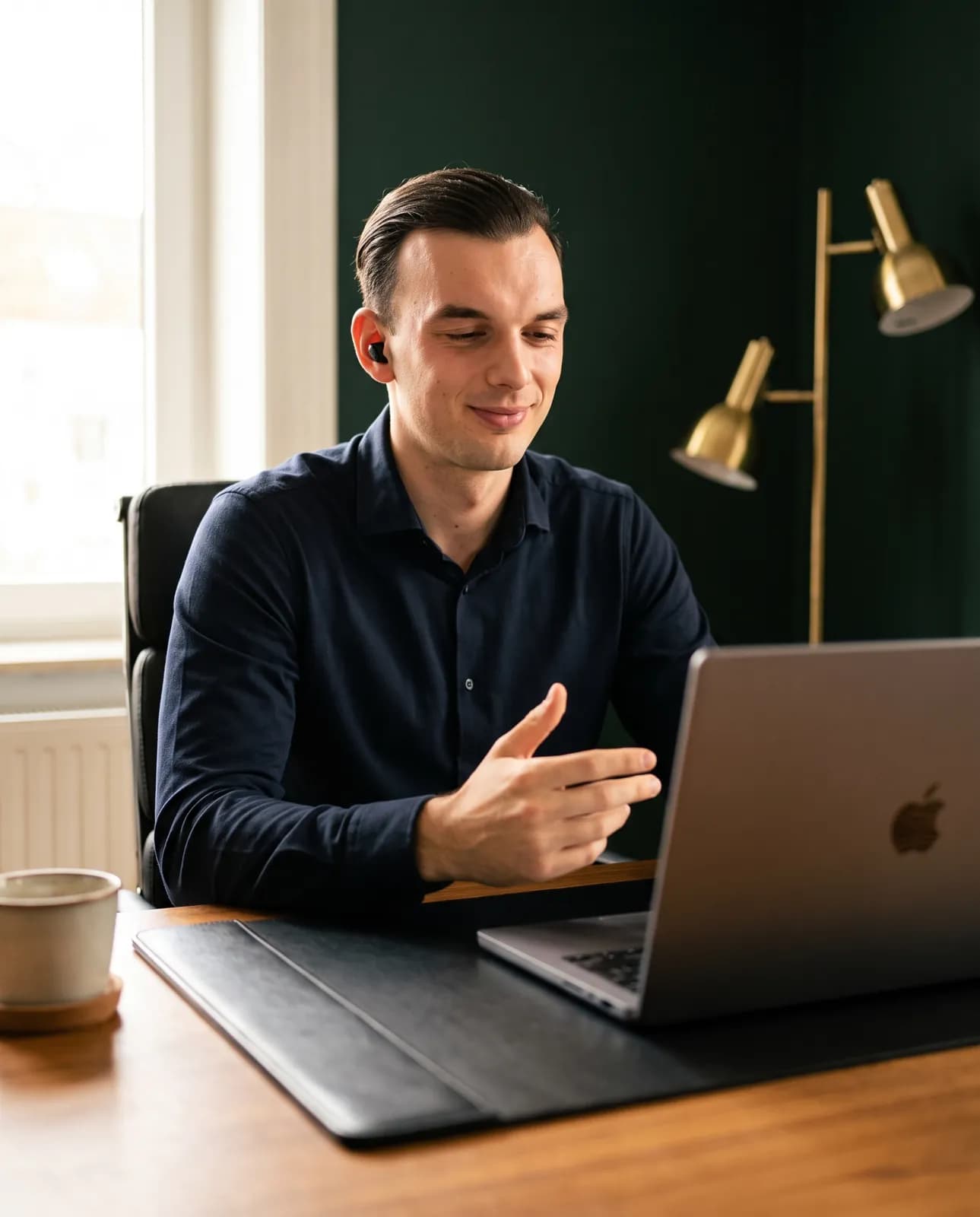 Besnik Zeka im Videocall mit einem Kunden